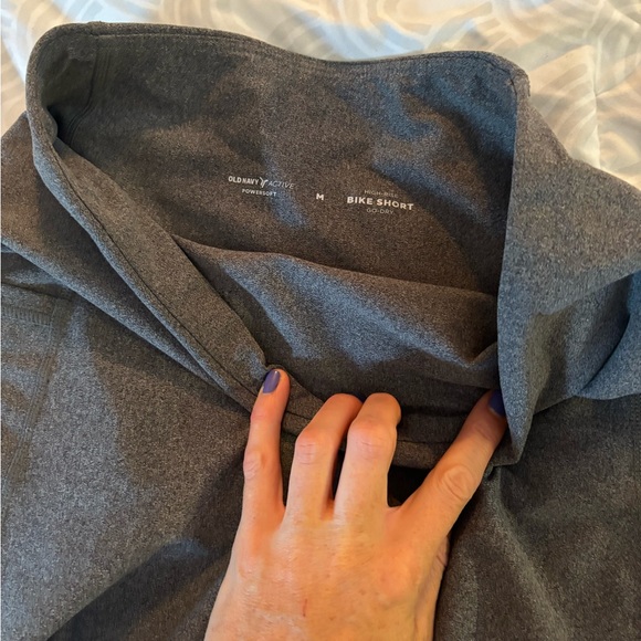 Old navy bike shorts with pockets, running and biking - Picture 3 of 4